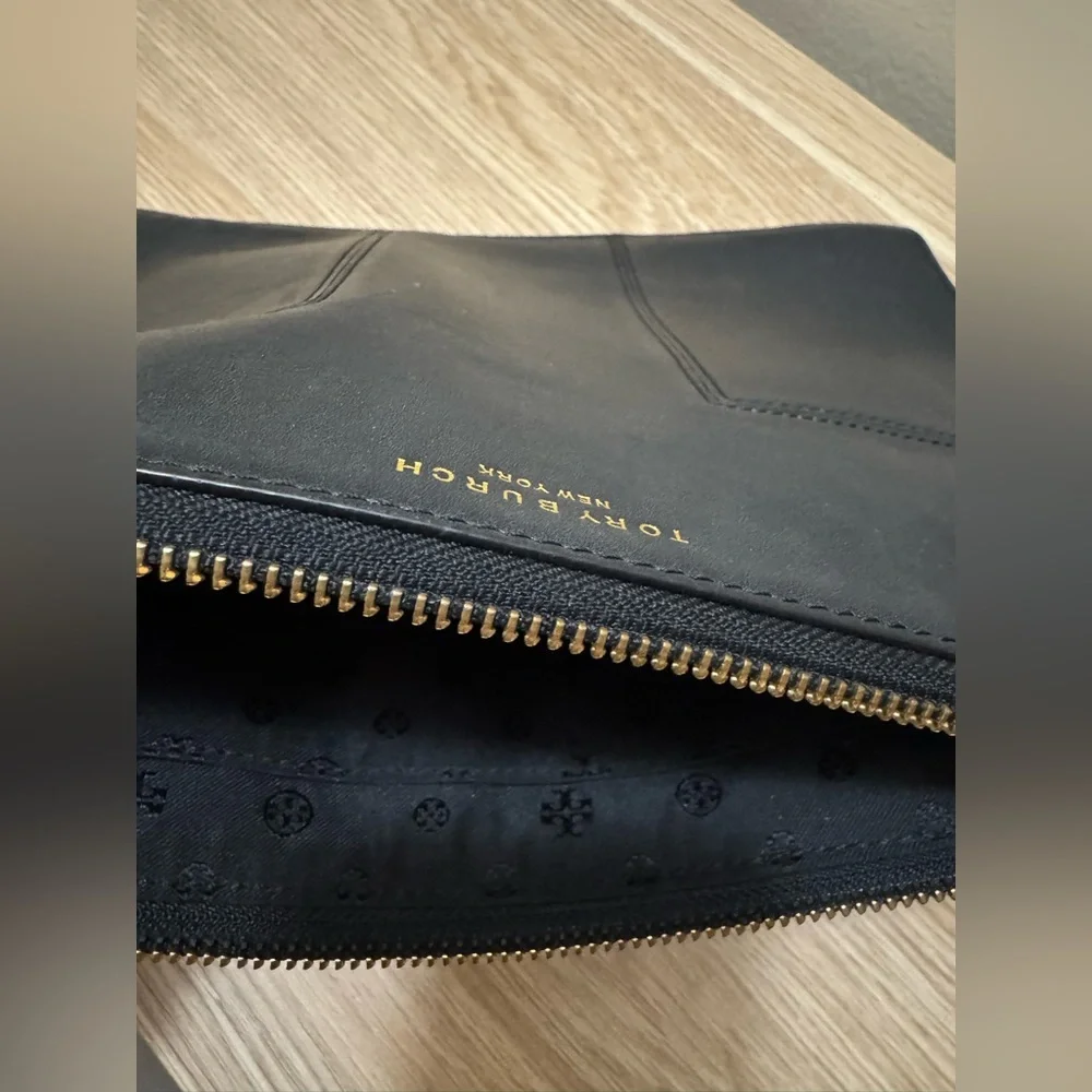 Tory Burch BLOCK-T TRAVEL MEDIUM POUCH black leather - Picture 5 of 5